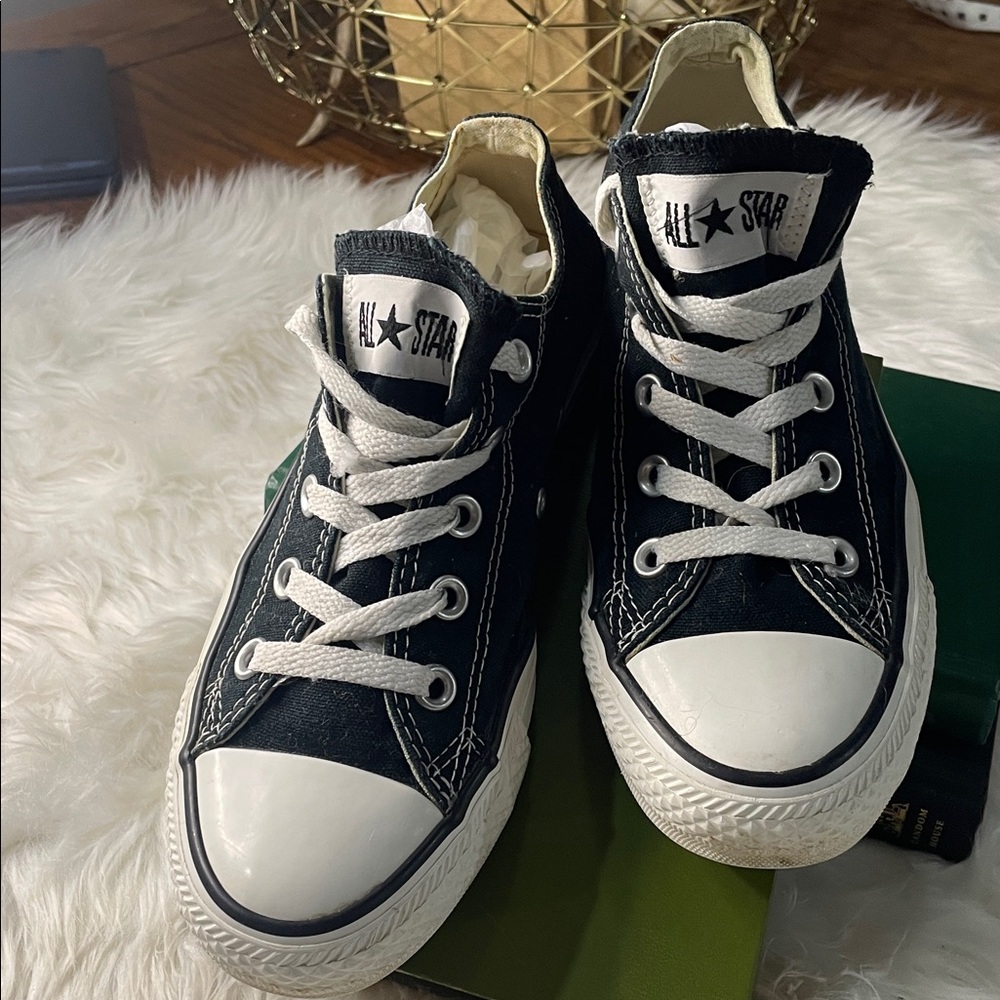 Converse women’s Sz 6 (unisex) Black and White Canvas Sneakers w/rubber toe cap